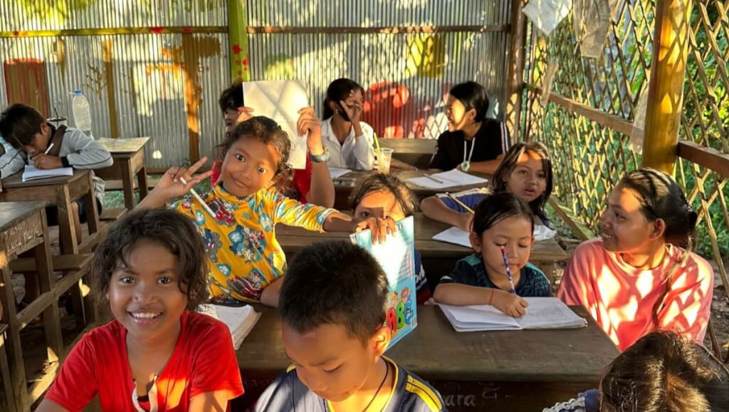 Volunteer Teaching English in Cambodia - International Voluntary Service